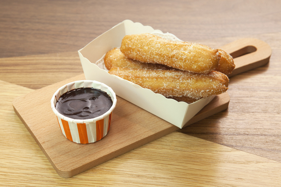 CMCR_Sugar-dusted churros with chocolate sauce (WF)