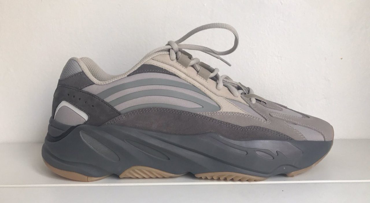 new pink yeezy 700